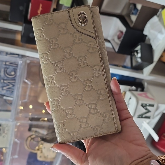 Gucci Beige GG Embossed Card Holder - Picture 1 of 5